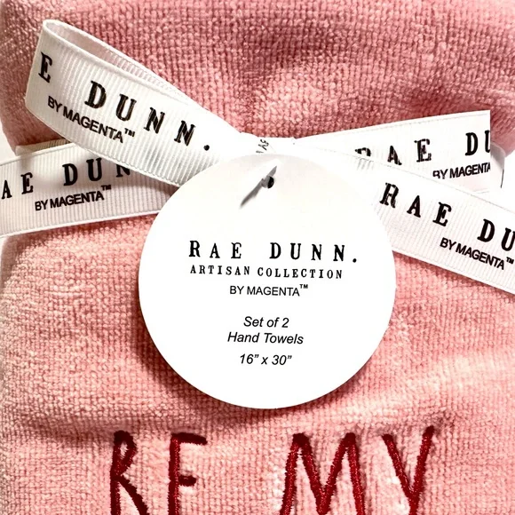 Rae Dunn Valentines Hand Towels Set of 2  Pink with Red ‘BE MY VALENTINE’   NWT - Picture 2 of 3